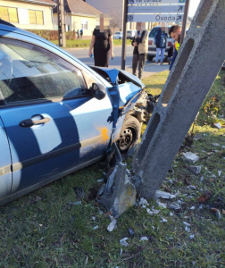 A tűzoltók áramtalanították a járművet