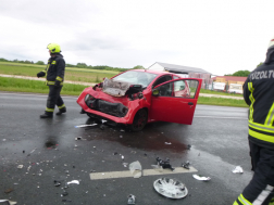 sérült az autó motorháza