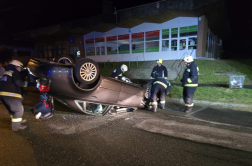 A sofőr kiszállt az autóból