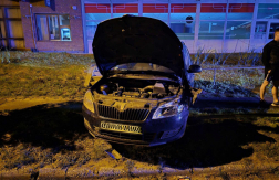 A tűzoltók állították kerekeire az autót