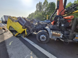 Kamion és autómentő ütközött