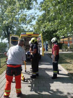 Hordágyra tették majd a mentőhöz vitték