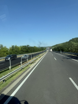 Messziről látni lehetett a füstöt