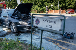 Kigyulladt egy autó menet közben