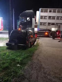 autó az árokban