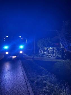 kéklámpa az úton