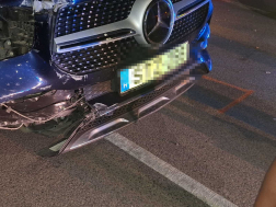 Kerítésnek hajtott, majd elütött egy járókelőt