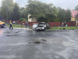 Egy kereszteződésben csapódott egymásnak két autó