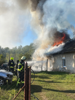 Kigyulladt a tető is