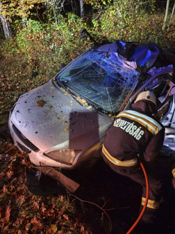 feszítővágóval dolgoznak a tűzoltók