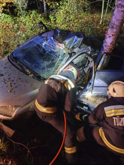 roncsokból szabadítják ki  a sérültet