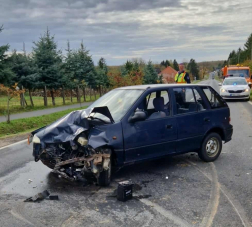 összetört az autó eleje