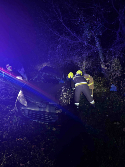 A sofőr a roncsba szorult