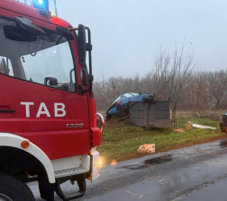 árokba borult autó