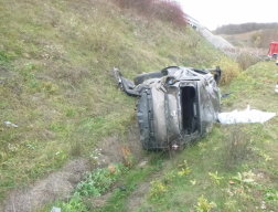 A sofőrt a tűzoltók szabadították ki