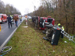 árokban az autó és kamion