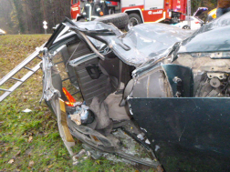 kivágták az ajtaját a platós autónak