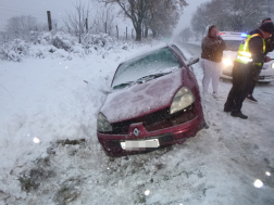 árokba csúszott a havas úton egy autó