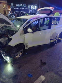 összetört az autó eleje