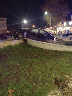 körforgalomba csapódott az egyik autó