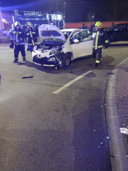 összetört az autó eleje