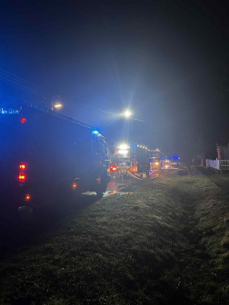 utcán tűzoltóautók fénye villog