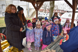 Ünnepi díszben a tűzoltó fenyőfája