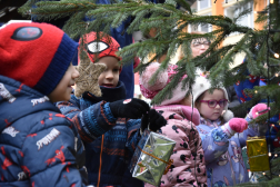 Ünnepi díszben a tűzoltó fenyőfája