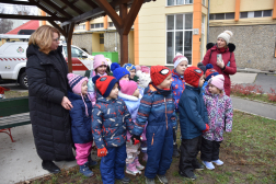 Ünnepi díszben a tűzoltó fenyőfája