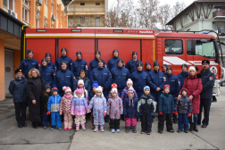 Ünnepi díszben a tűzoltó fenyőfája