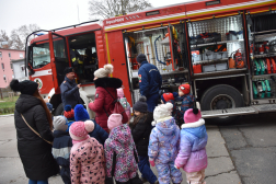 Ünnepi díszben a tűzoltó fenyőfája