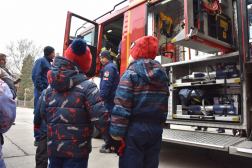 Ünnepi díszben a tűzoltó fenyőfája