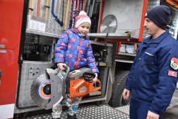 Ünnepi díszben a tűzoltó fenyőfája