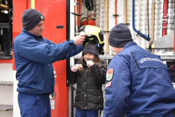 Ünnepi díszben a tűzoltó fenyőfája