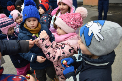 Ünnepi díszben a tűzoltó fenyőfája