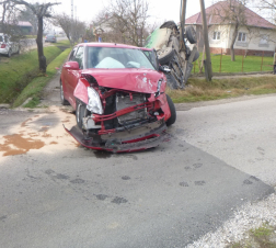 baleset, egyik autó az árokban másik villanyoszlopnak csapódott