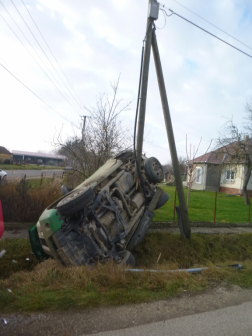 baleset, egyik autó az árokban másik villanyoszlopnak csapódott