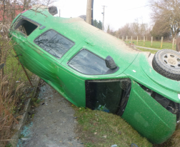 baleset, egyik autó az árokban másik villanyoszlopnak csapódott