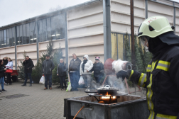 tűzoltó teszi a fedőt az olajra