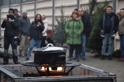 ÉG AZ OLAJ A MOBILTŰZHLYEN