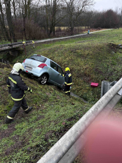 az árokban állt meg az autó