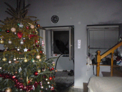 A szoba falai kormozódtak