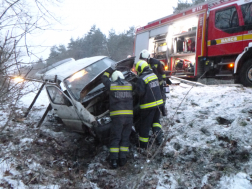autó árokba csapódott, oldalára borult