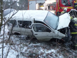 autó árokba csapódott, oldalára borult