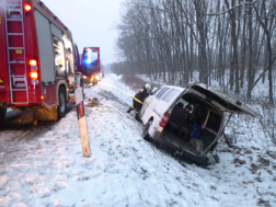autó árokba csapódott, oldalára borult
