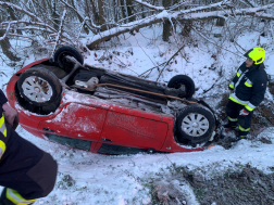 autó felborult az árokban