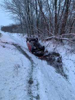 autó árokba borult és fejtetőn állt meg