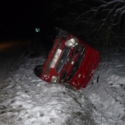 autó az árokba csapódott, oldalán állt meg