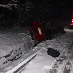 autó az árokba csapódott, oldalán állt meg