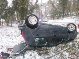 tűzoltók áramtalanítanak, az autó össze van törve az árokba borult